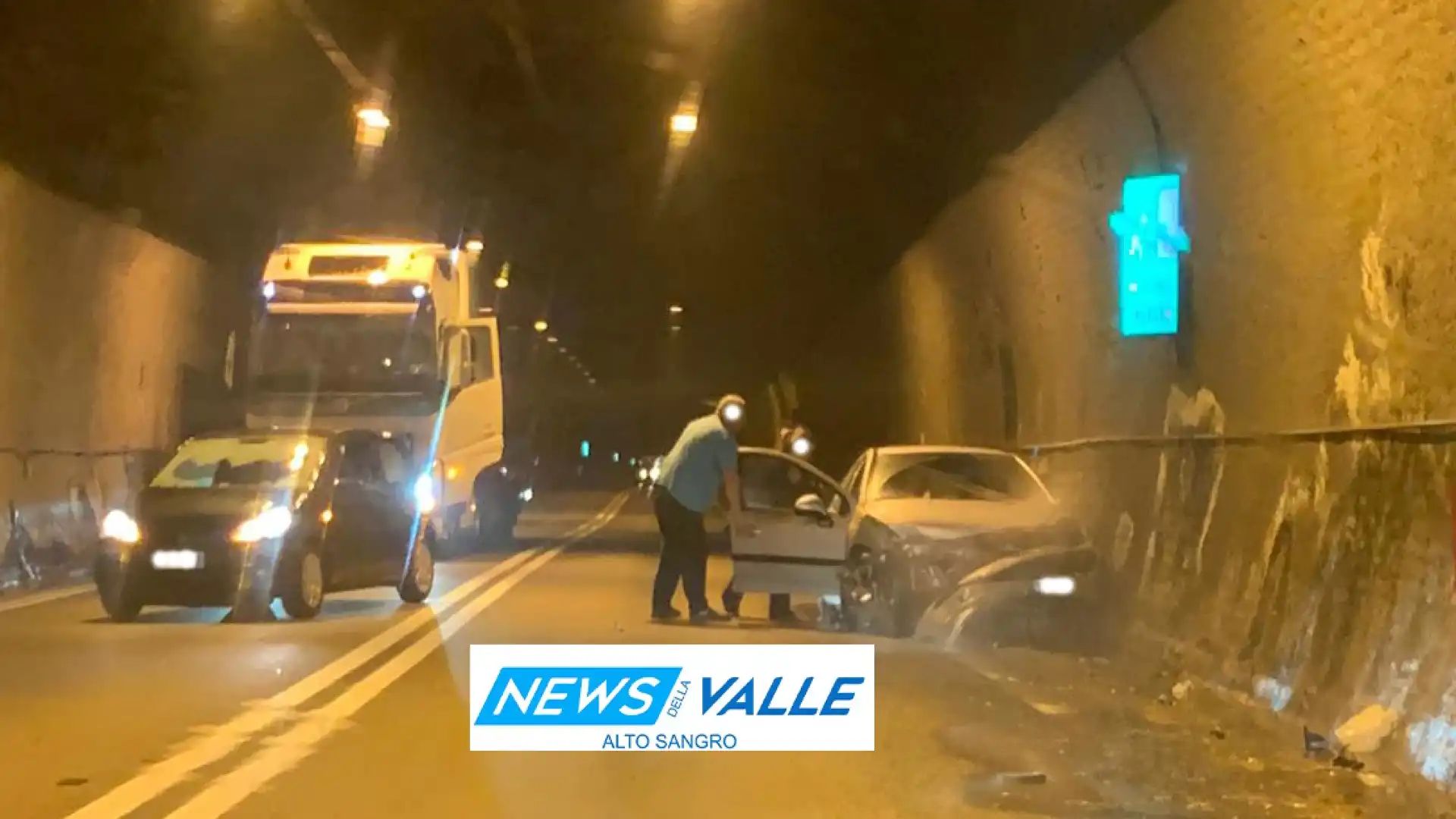 Incidente in galleria tra Sessano del Molise e Pesche. Coinvolti auto e tir. Illesa giovane ragazza.